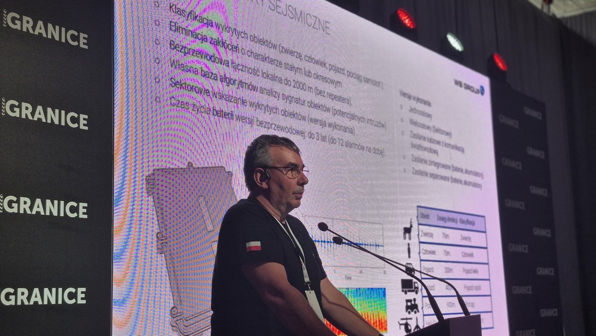 WBGroup_PL's tweet photo. Na targach #GRANICE 2025, których Partnerem Strategicznym była @WBGroup_PL, zaprezentowano WB #AIGIS, wpisujący się w ramy Tarczy Wschód. W jego skład wchodzi system ochrony perymetrycznej granic #AMSTA, już strzegący Polski i Unii Europejskiej.
Przedstawiciel spółki #MindMade (wchodzącej w skład GRUPY WB) opisał potencjał systemu i podkreślał znaczenie sejsmicznej detekcji ruchu w obszarach trudno dostępnych. Wskazał na kluczową rolę sensorów do precyzyjnego nadzorowania, wczesnego wykrywania zagrożeń i znajomości kierunku naruszenia chronionego terenu. Czujniki sejsmiczne potrafią namierzyć nawet nisko przelatujący śmigłowiec. Zastosowanie zaawansowanych systemów GRUPY WB umożliwia na szybszą reakcję sił chroniących polskie granice.