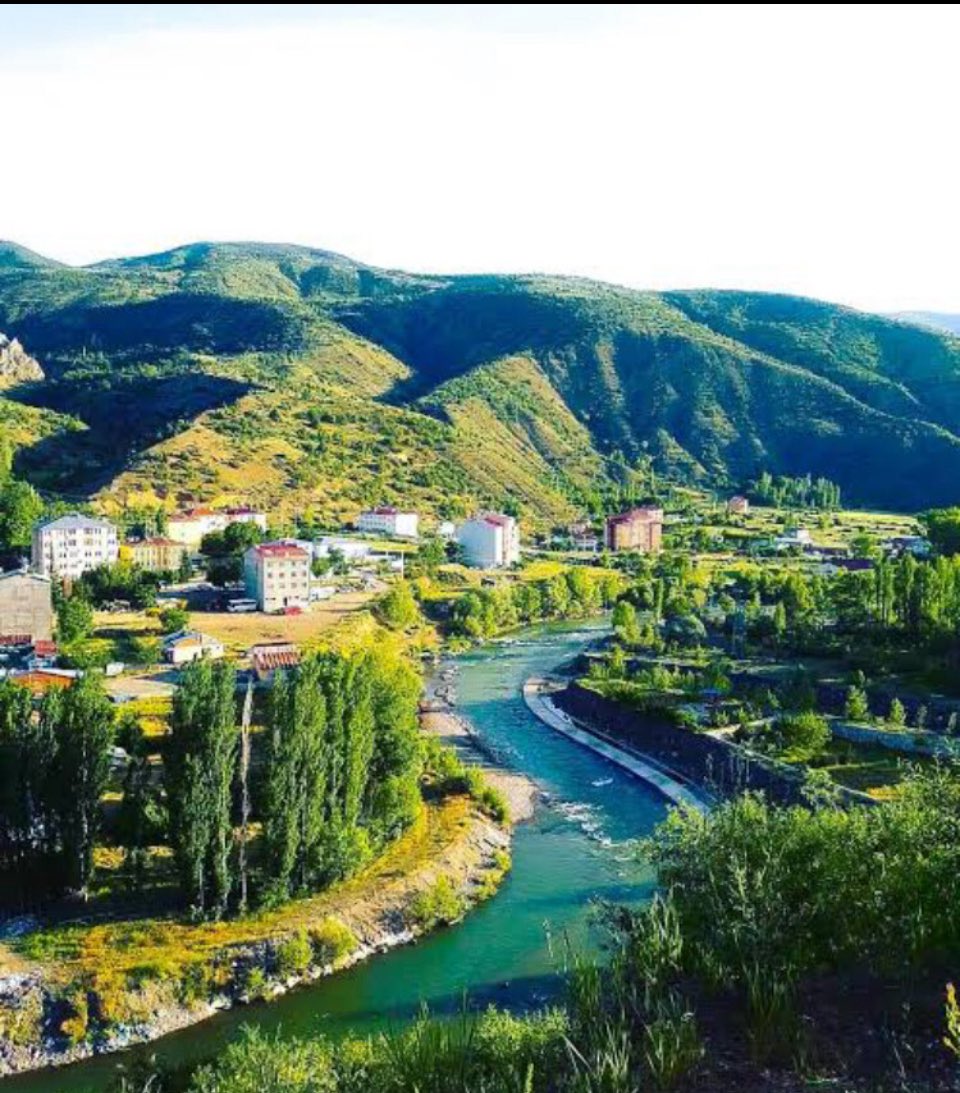 Camoluk_'s tweet photo. Çamoluk’un eski adı “Teştik”miş.
Ermenice “taşdik”, yani “düz yer” demekmiş.
Düz mü? Neresi düz?
Vadinin dibinde, etraf dağ taş.
Düzlük ararsan, belki cami avlusu 😅
Belki biri tepeye çıkıp “burası düz sayılır” dedi geçti.
Yine de güzel isim…
#Çamoluk #Teştik #Mindeval https://t.co/6eiiH2dXVu