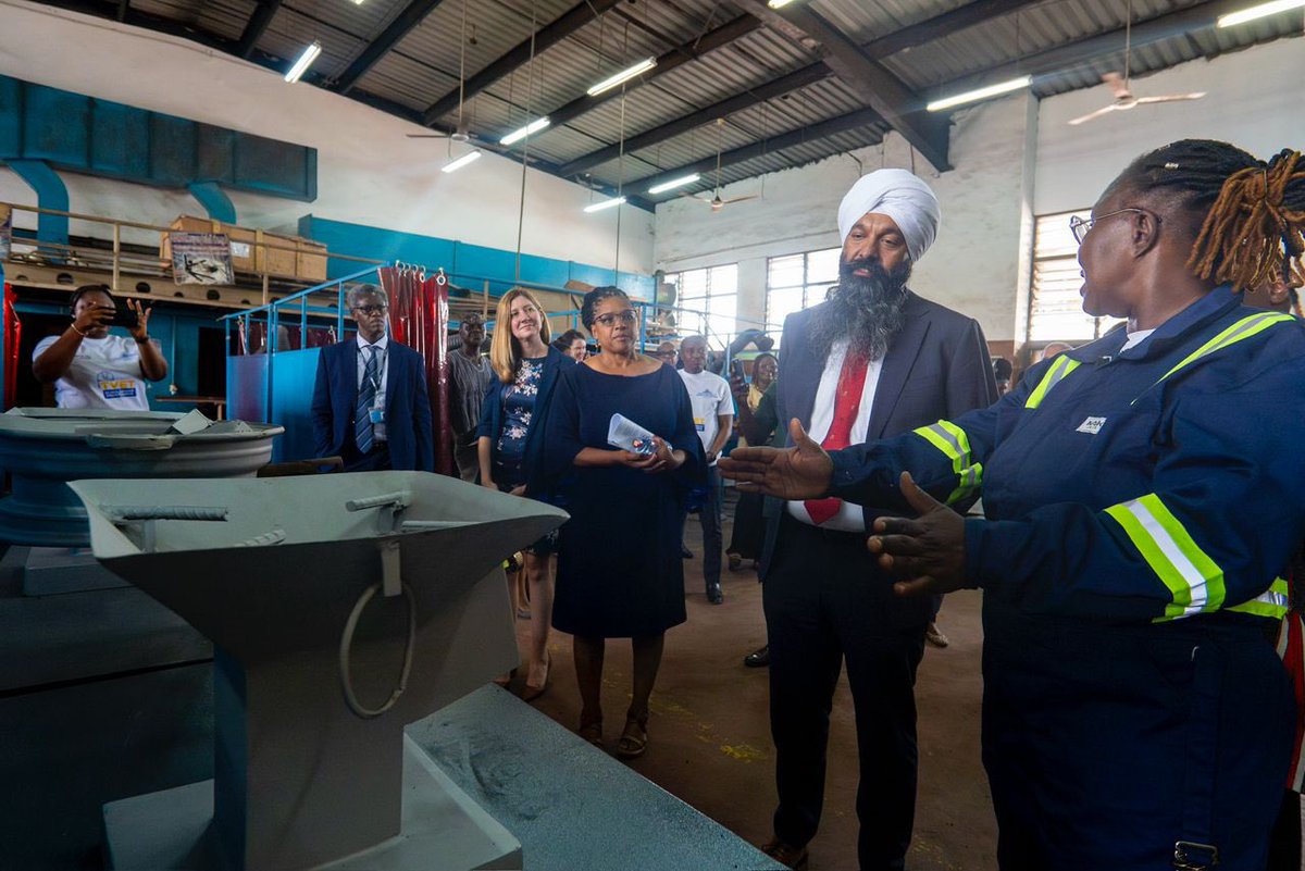 CanHCGhana's tweet photo. Hon. Sarai met women 👩🏾🏭 in 🇬🇭 who have received support through Canada’s #INVEST project! Partnerships like this between 🇨🇦 and 🇬🇭 in #TVET and skilled trades is changing the narrative. 👩🏾🏭👩🏾🏭👩🏾🏭#INVESTinHer #WUSC https://t.co/Ytqdb1K7x8