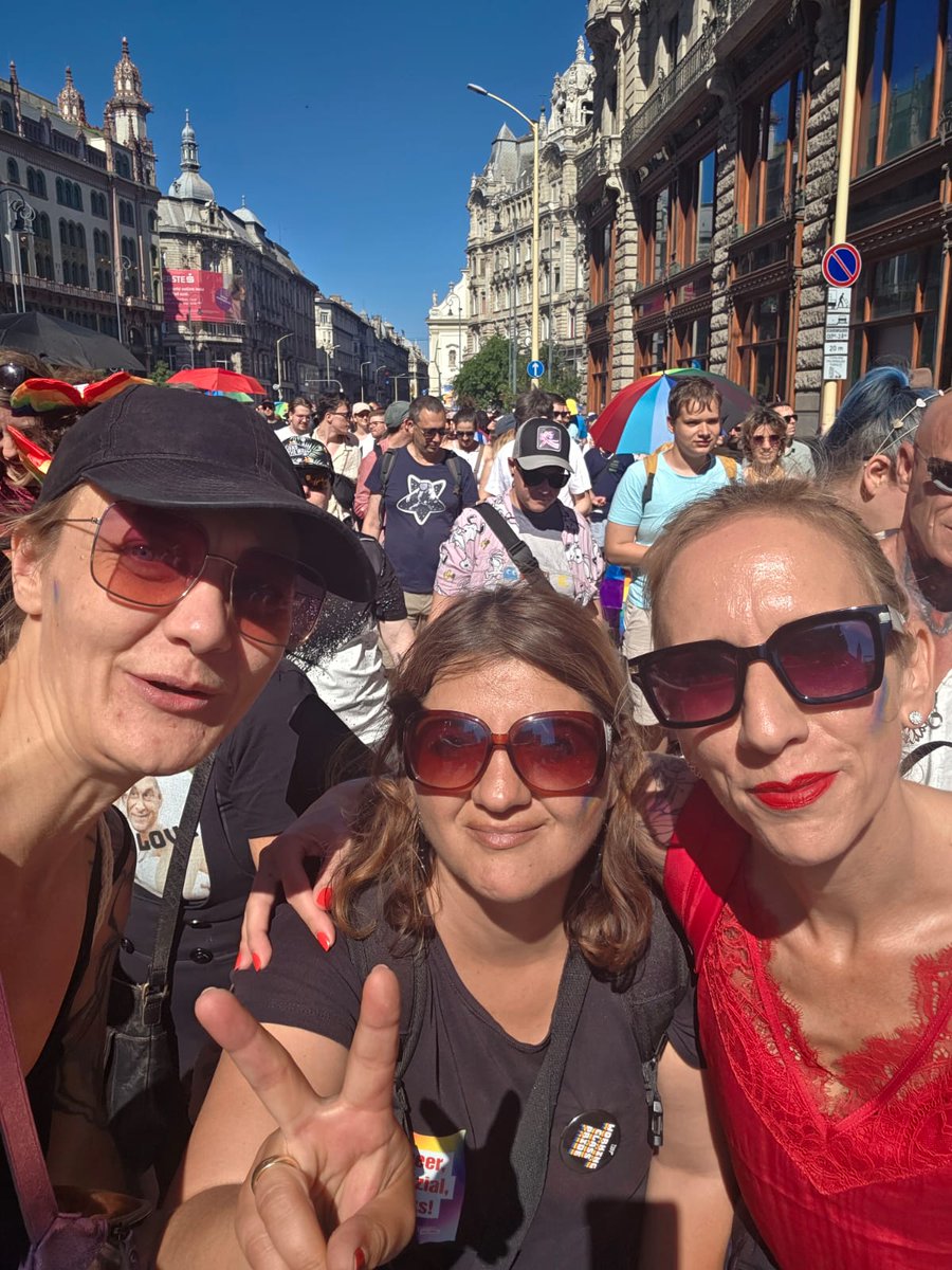 Auf der #Pride in #Budapest mit Hunderttausenden - der größten Pride in Osteuropa ever! Wer sich von der Regenbogenflagge gestört fühlt, bekommt heute die ganze Kraft und Vielfalt des Regenbogens zu spüren.
