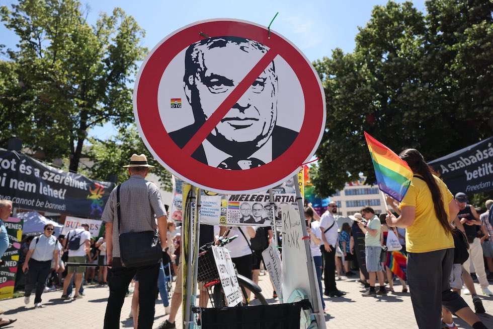 radio__zek's tweet photo. Il #Pride2025 scende in strada a Budapest, con il sindaco in prima fila e sfidando il divieto del premier Orbàn. 

Una marea umana pacifica e democratica a rivendicare uguaglianza e libertà. 

L’amore vince. 
Grazie a chi c’era. 

#BudapestPride2025 #BudapestPride #LGBT+ https://t.co/sm2rJXFcHA