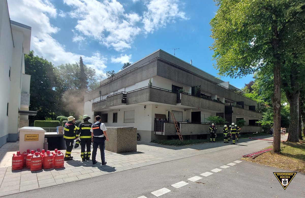 BFMuenchen's tweet photo. Bei einem #Brand in einem Dentallabor in #Harlaching entsteht ein Schaden von 150.000 Euro. Alle Infos zum Einsatz der #Feuerwehr in #München hier:
https://t.co/vaiVlILDVn
#WirFürMünchen https://t.co/R2YjSLtosO