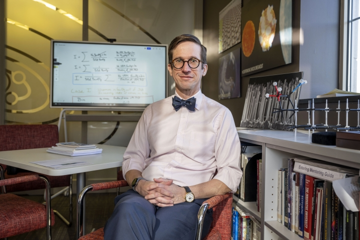 #Ciencia | 🏫🇻🇪 A partir del primero de julio, Santiago Schnell, biólogo y matemático venezolano, se convertirá en el nuevo rector de la Universidad de Dartmouth.

📷: <a href="/dartmouth/">Dartmouth 🌲</a>