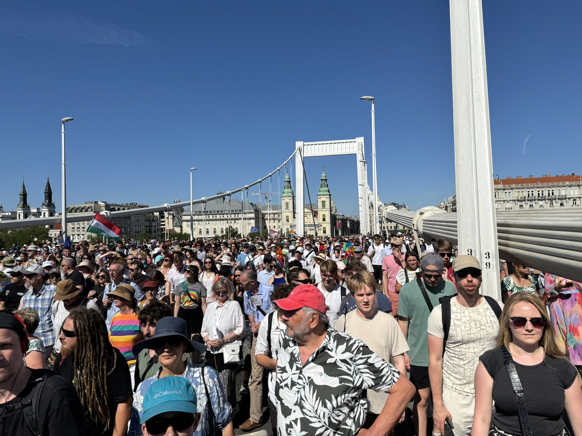 Martin Bartkovský (@bartkovskym) on Twitter photo Největší ponížení Viktora Orbána v dějinách jeho vlády. Řekl, že ten pochod nesmí projít. Policie to následně zakázala. A tak více než 100 tisíc lidí prošlo Budapeští. Zatímco jsme s <a href="/oliver_adamek/">Oliver Adámek</a> už hodinu v cíli, všichni lidé stále ještě nevyrazili na cestu #BudapestPride Největší ponížení Viktora Orbána v dějinách jeho vlády. Řekl, že ten pochod nesmí projít. Policie to následně zakázala. A tak více než 100 tisíc lidí prošlo Budapeští. Zatímco jsme s <a href="/oliver_adamek/">Oliver Adámek</a> už hodinu v cíli, všichni lidé stále ještě nevyrazili na cestu #BudapestPride
