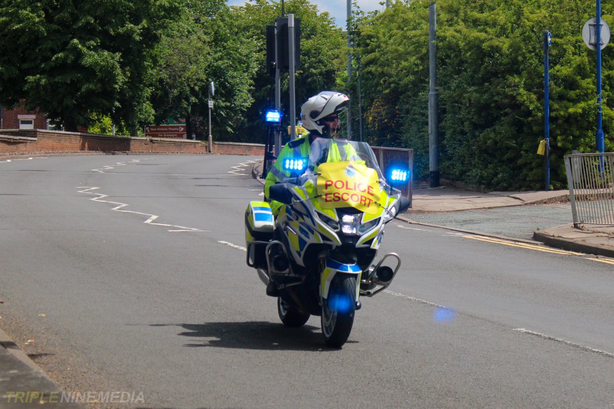 TripleNineMedia's tweet photo. Some photos of todays Abnormal Load movement through Newcastle-under-Lyme escorted by @StaffsRoadHarm. #TripleNineMedia https://t.co/9cuMg6BlT6