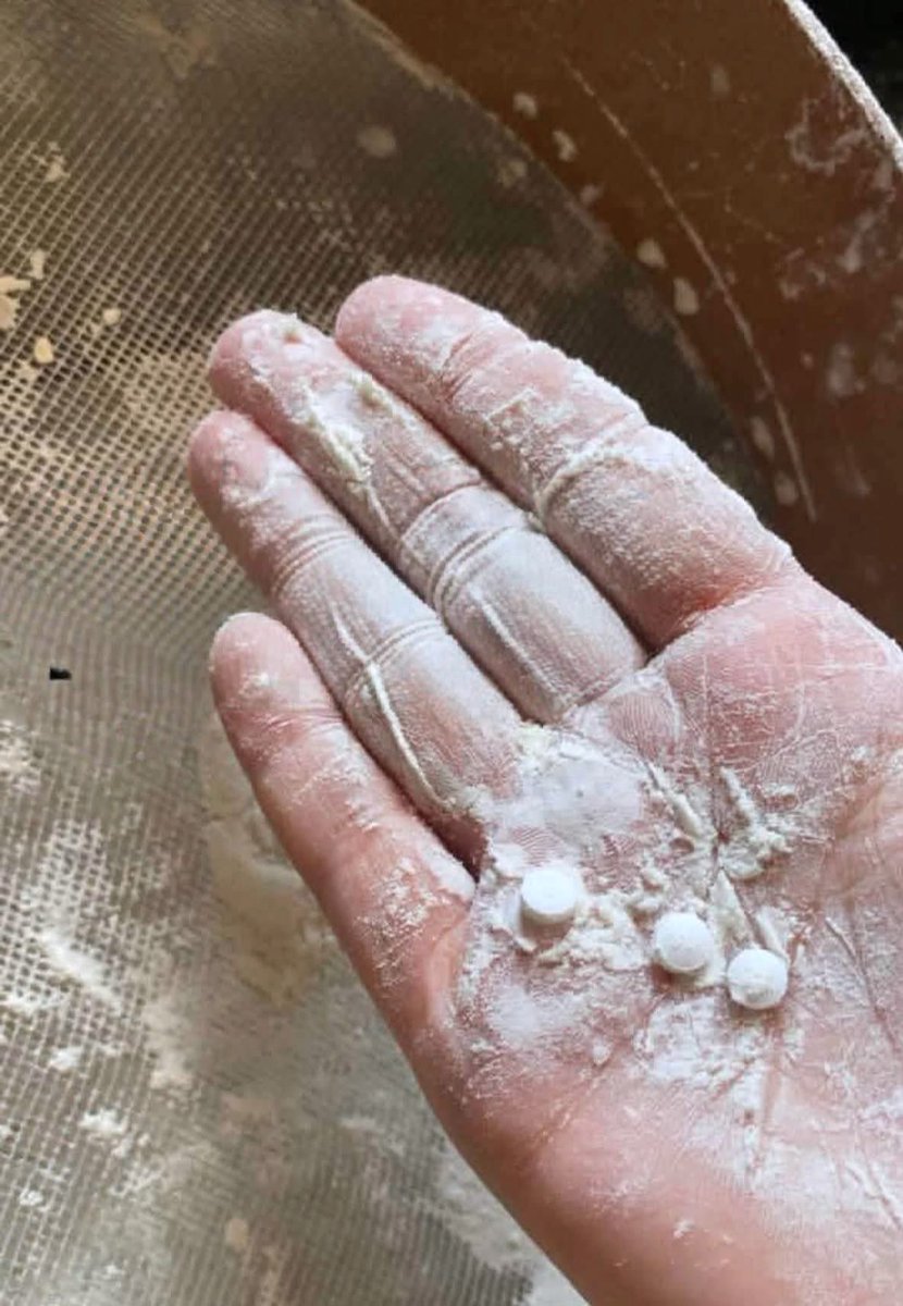 Mossa_hijazi1's tweet photo. #Once_Again, while I was palming the flour, I found these anaesthetic pills where Oxycodone 80mg anaesthetic tablets bearing the symbol G 80 were found, hidden inside a tin.
This type of grain is classified as a high-risk anaesthetic, and is only used under strict medical supervision. His presence in this way raises significant question marks about the entity that enters or distributes these substances within flour, the primary source of people's food?