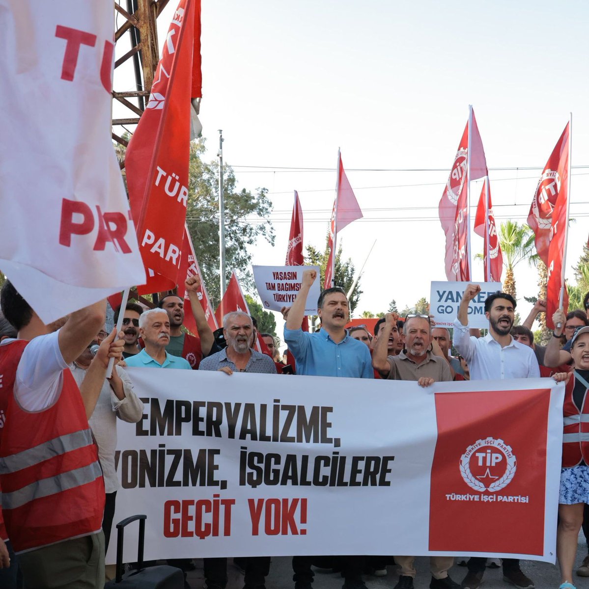 Genel Başkanımız Erkan Baş, beraberindeki parti heyetimiz ve Adana İl Örgütümüzle ABD'nin işgali altındaki İncirlik Üssü'ne yürüdük.

Emperyalistlerin postal izini topraklarımızda görmek istemiyoruz. ABD İncirlik'ten çık, ülkemizden defol!