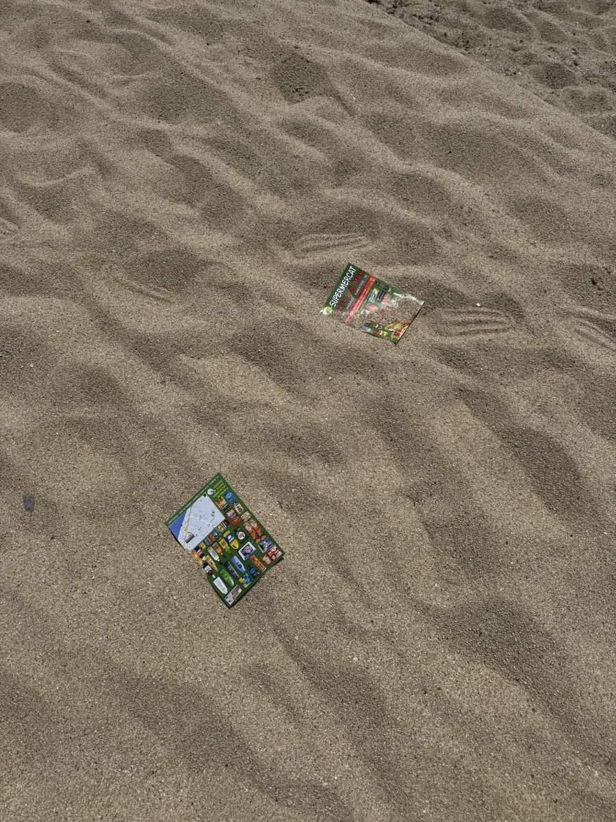No crec que sigui gaire correcte, per dir-ho de manera educada, promocionar un nou supermercat de Cabrera de Mar repartint publicitat a la platja, deixant els díptics a la sorra, al costat dels banyistes.