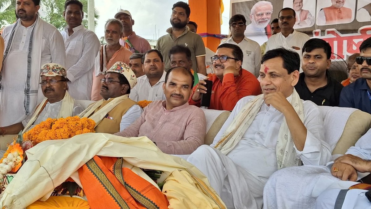श्री नित्यानंद राय जी 'यादव' नहीं है, श्री अशोक यादव जी 'यादव' नहीं 
हैं...इस बात का सर्टिफिकेट कौन लोग बांटते है ? जवाब है लालू मुलायम के चेले ।  इनलोगों का ये भी कहना रहता हैं कि बीजेपी के साथ वाले सब यादव सामंतवादी है...बाकी गरीब-गुरबा!

आज बीजेपी में पुरे भारत से सबसे अधिक