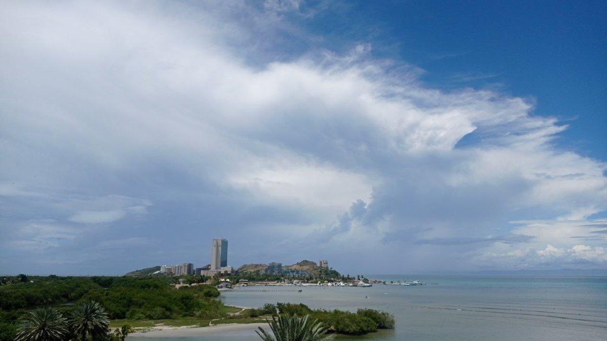 ClimaMgta's tweet image. Así se observa la nubosidad que está saliendo desde el Estado Sucre en dirección hacia la isla de Margarita. (Foto + Satélite)

#28jun 11:45 am #reporterlive 

Vía @bmwplaya
