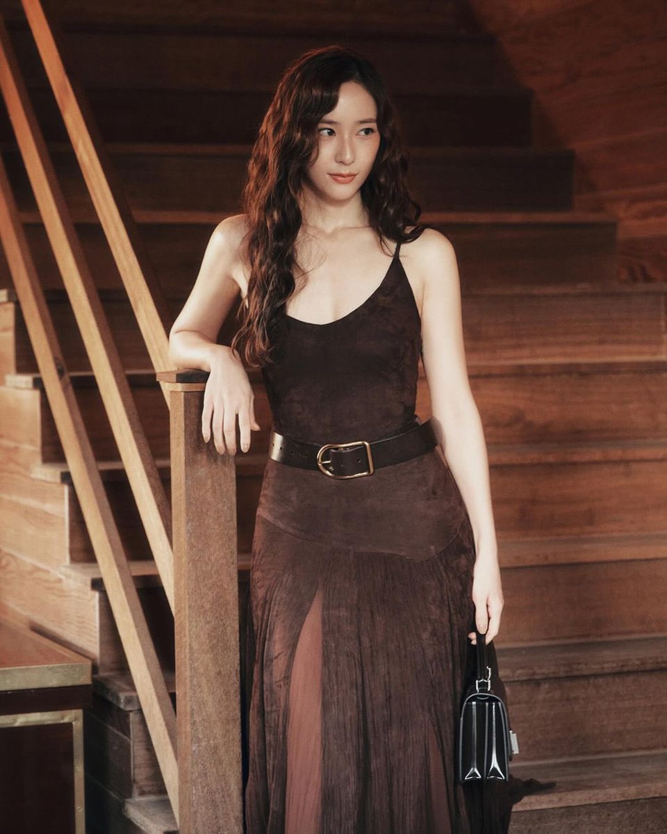 avoiar's tweet photo. Golden hour glow, soft curls, and the elegance of timeless silhouettes—sometimes all you need is a little breeze, a touch of sunlight, and the quiet confidence that comes with feeling completely yourself in a dress that moves with you. https://t.co/2QInTrleMR