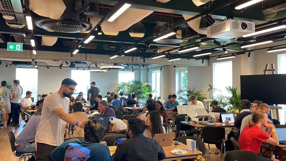leander01_'s tweet photo. Great hackathon energy in London @ldnfounderhouse https://t.co/Rlms0A0eLd