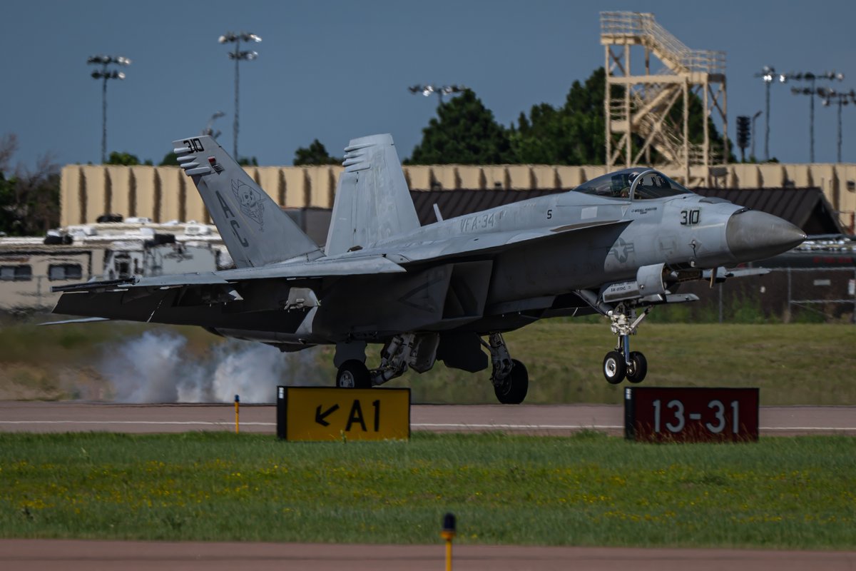 GDevorePhotos's tweet image. JOKER21, an F/A-18E Super Hornet from Strike Fighter Squadron 34 (VFA-34) "Blue Blasters" lands at Colorado Springs.