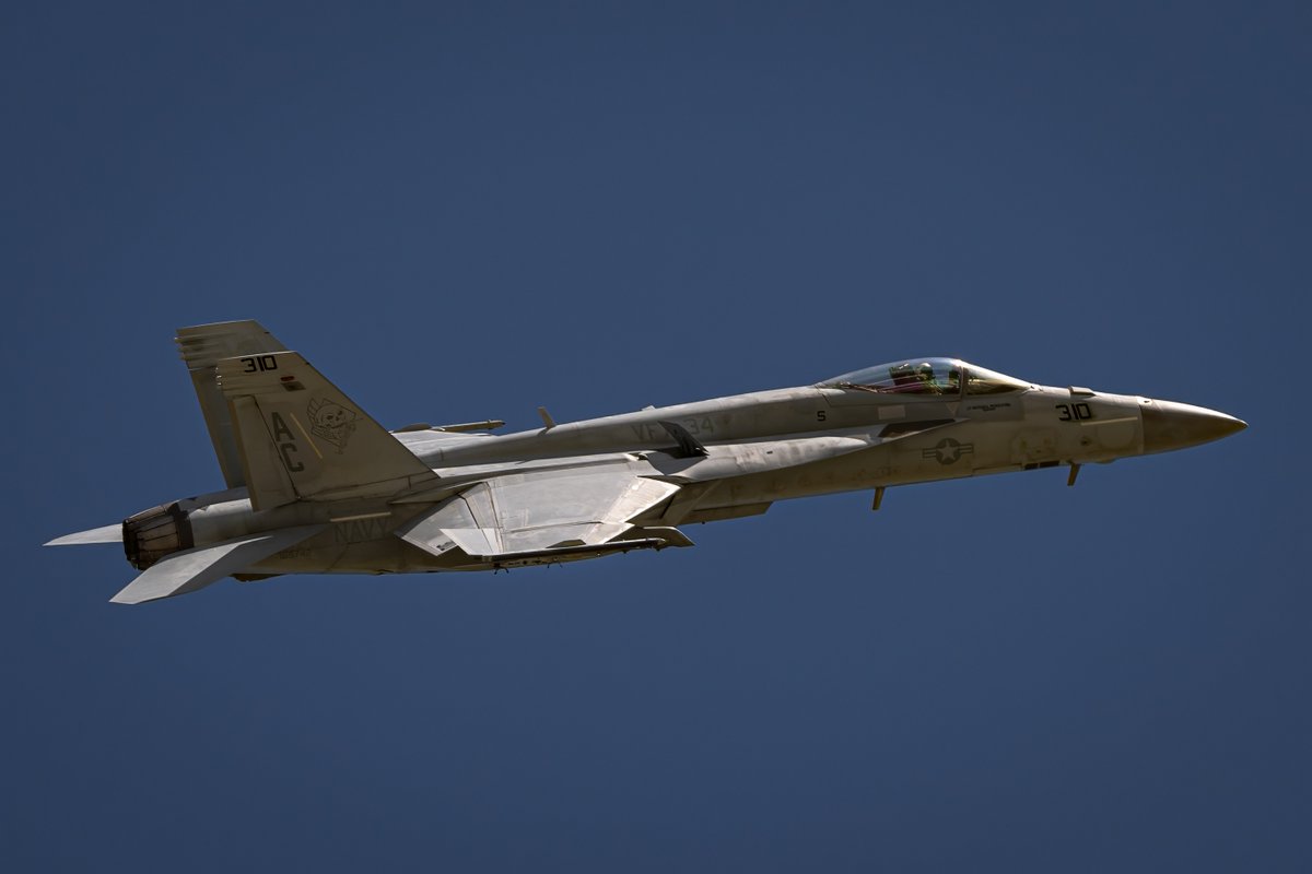 GDevorePhotos's tweet image. JOKER21, an F/A-18E Super Hornet from Strike Fighter Squadron 34 (VFA-34) "Blue Blasters" lands at Colorado Springs.