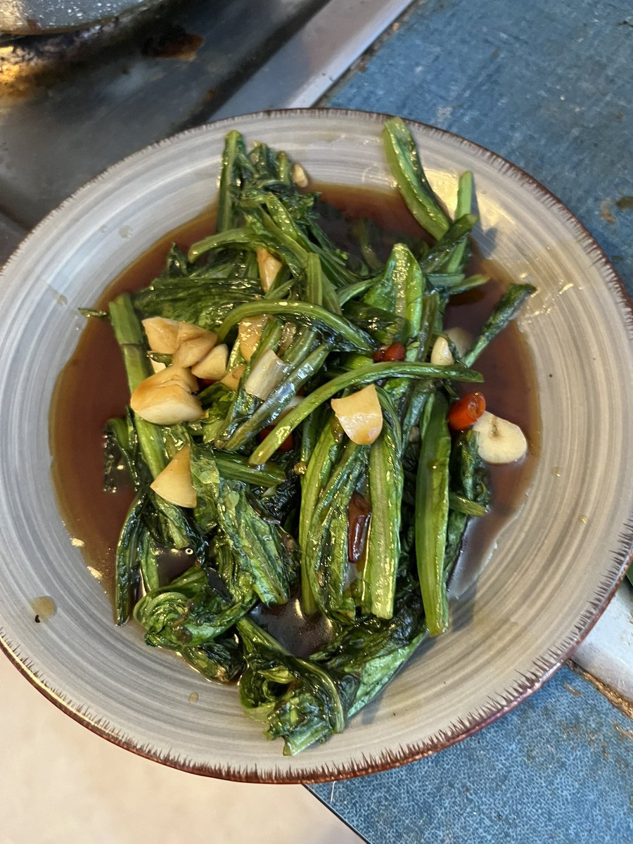 上周徒手扛了这个花架和这条油麦菜回家，我力气是真的大啊，连土带菜一起扛回来的。今天油麦菜已经上桌了😋