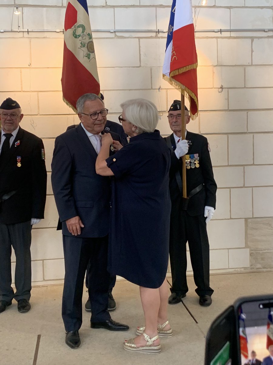 Grand moment d’émotion pour Jean-Marc ROZE, élevé au rang de chevalier de la légion d’honneur par notre Ministre Catherine VAUTRIN.
Leur amitié de plus de 40 années se lit sur leurs visages
<a href="/CaVautrin/">Catherine Vautrin</a>
<a href="/JM_Roze/">Jean-Marc Roze</a> 
<a href="/DptMarne/">Département Marne</a>