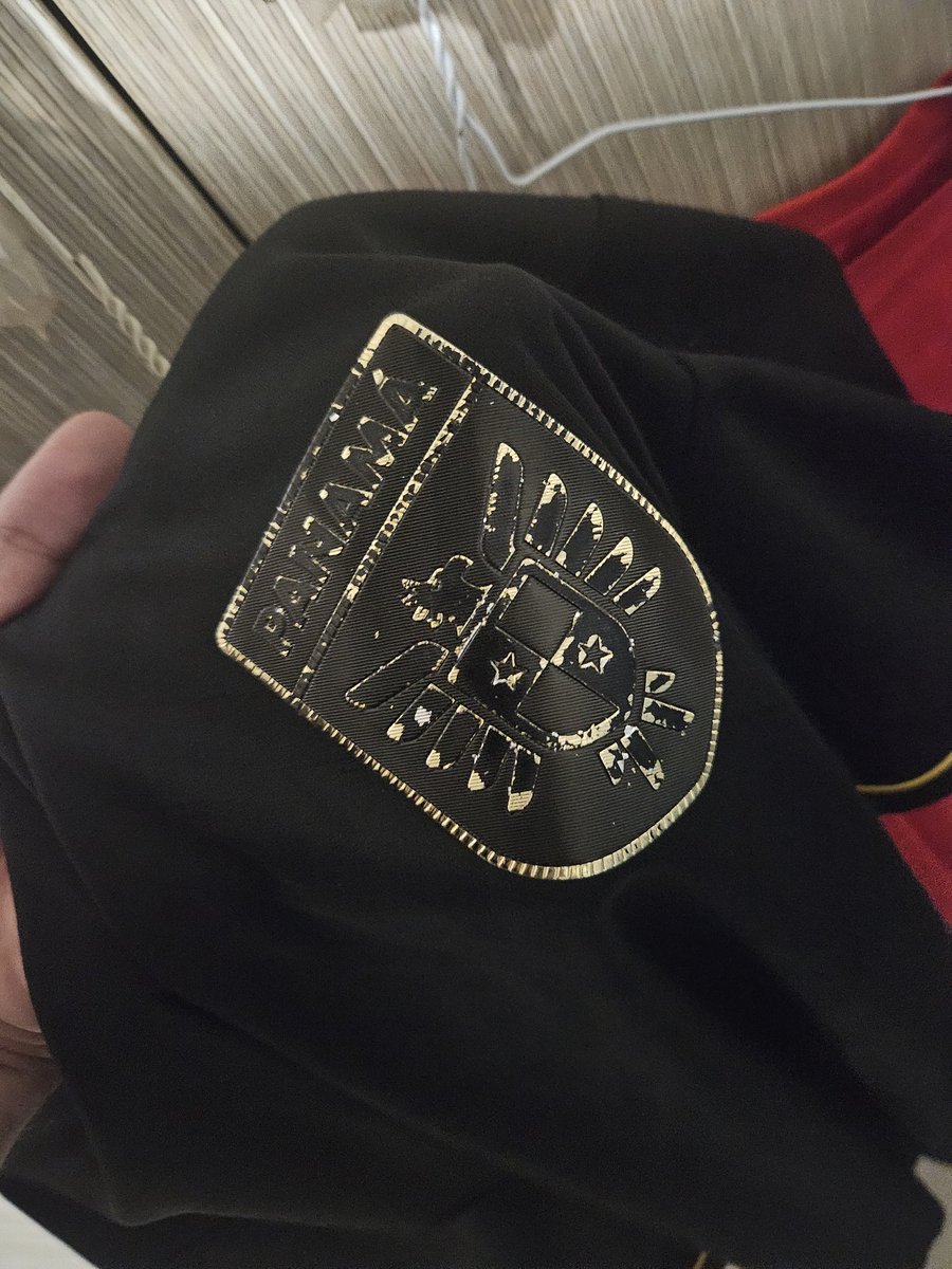 Vengo a poner mi queja

Ayer lavo la camiseta negra q compré en el rey (primera lavada y con toda la delicadeza posible) ni tampoco la metí en la secadora

Y cuando la voy a ver, el logo todo vuelto💩

Quién se hace responsable de la pésima calidad? <a href="/sm_rey/">Supermercados Rey</a> <a href="/Reebok/">Reebok</a> 

Den RT porfa