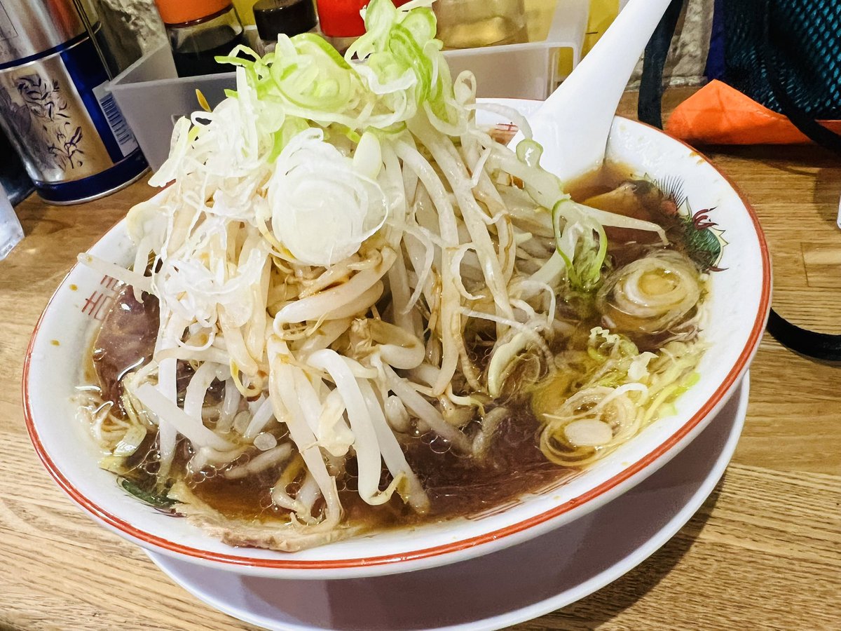 お昼は机に収まらんナンとゴロゴロチキンのビリヤニ、夜はビールで整ってからウィスキーと葉巻でそれぞれおしまいになり、帰りがけにふとラーメン屋に吸い込まれたらインパクトあるのが出てきたけど其の実ナイス健康野菜醤油ラーメンで綺麗におしまいになった。