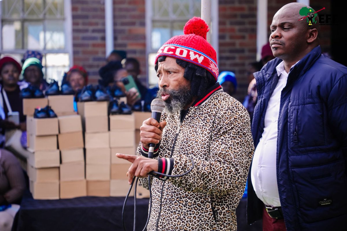 ♦️In Pictures♦️

AbaThembu King Buyelekhaya Dalindyebo offering words of encouragement to the victims of the recent floods in Mthatha, currently accommodated at Sinolwazi Centre.

We have heard your cries, and we understand the deep pain of losing everything — including loved
