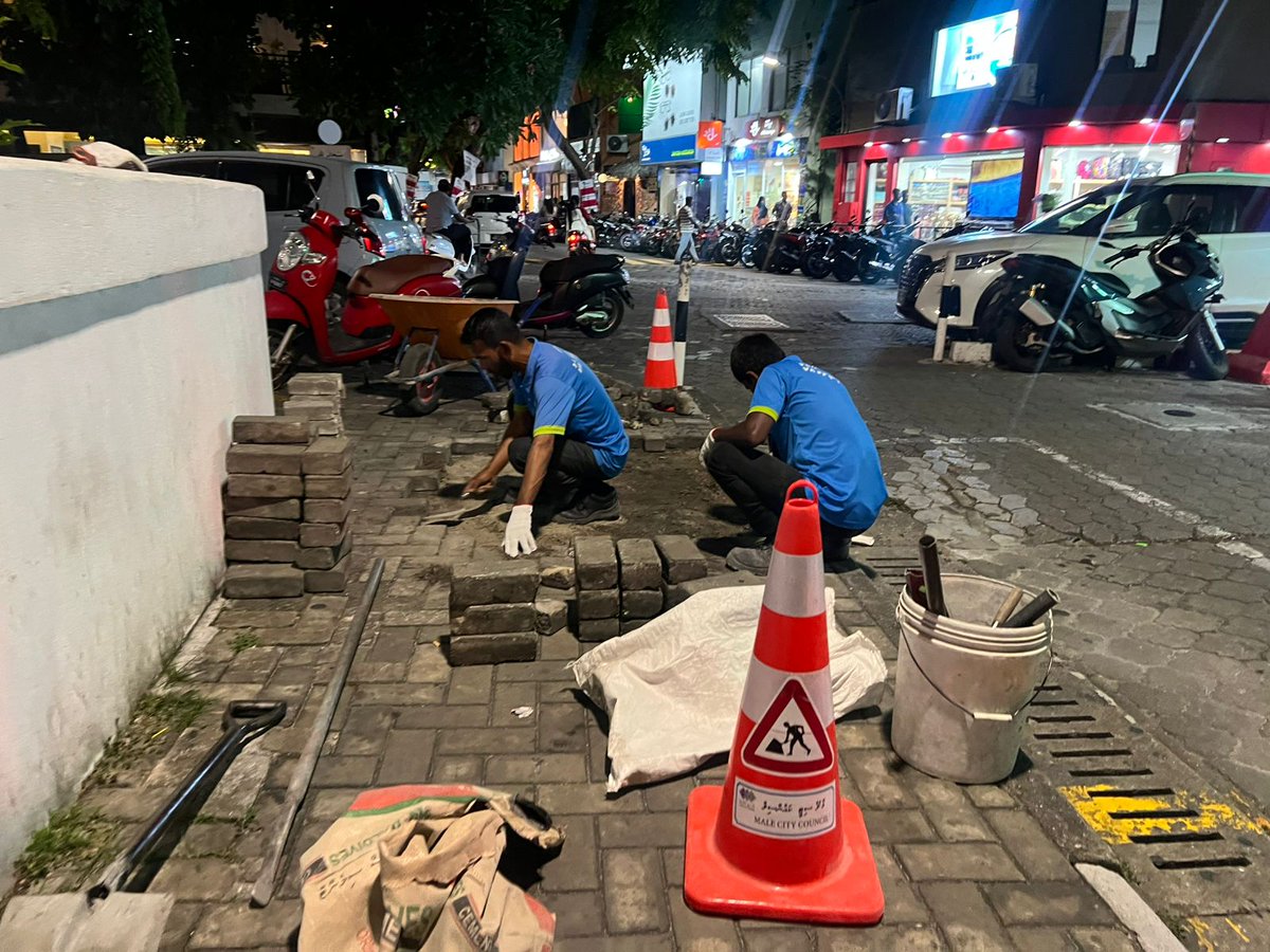 MaleCitymv's tweet photo. ކަޅުވަކަރުމިސްކިތް ޕާކިންޒޯން އަދި ޕޭވްމަންޓް އިން ހަލާކުވެފައިވާ ސަރަހައްދުތައް މަރާމާތުކުރުން
#HiyfaseyhaMagumathi #RoadRepair https://t.co/9sWXn18pVy