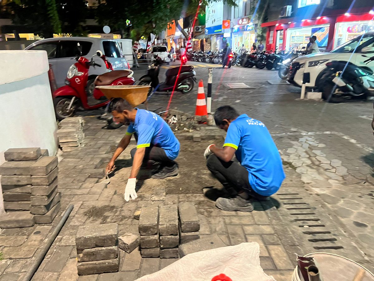 ކަޅުވަކަރުމިސްކިތް ޕާކިންޒޯން އަދި ޕޭވްމަންޓް އިން ހަލާކުވެފައިވާ ސަރަހައްދުތައް މަރާމާތުކުރުން
#HiyfaseyhaMagumathi #RoadRepair