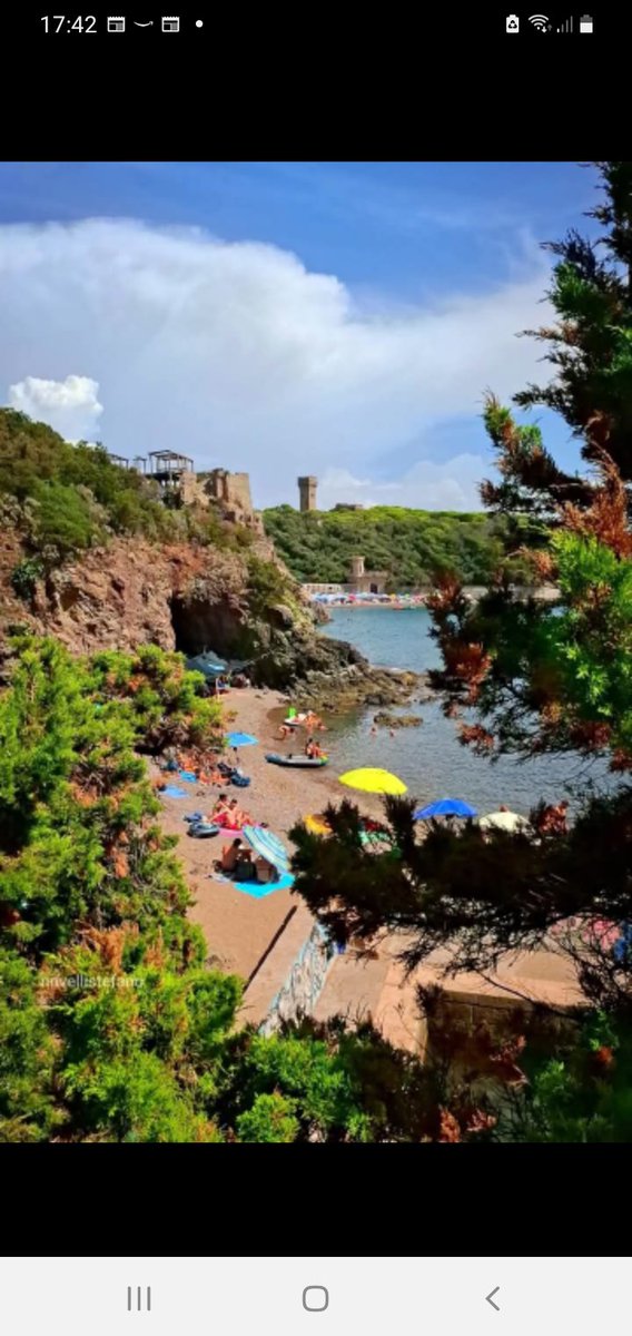 We are looking for the most unreachable beaches, to enjoy the sun, the sea and above all ..... a few people, for an oasis of peace.