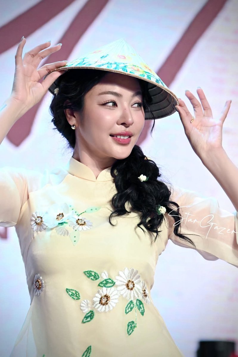 Her love with compassion is like sunlight falling gently on skin♥️🌻

LOVE LETTER TO PERAYA
#Faye1stFMinHCMC