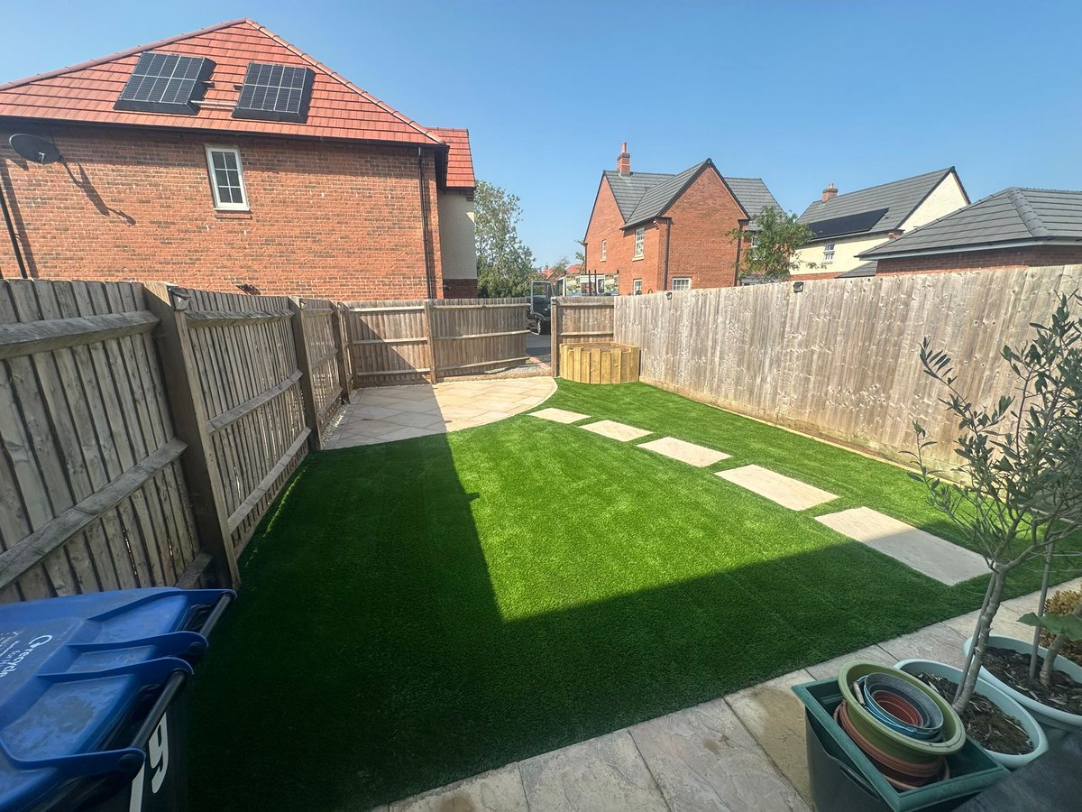 Let’s have a round of applause for Leicester Lawns and Landscaping

They’ve used our Rippon Buff 900x600 and Multi coloured cobbles 100X100 to create a beautiful finish with a perfect blend of colours and tones flowing seamlessly throughout the design.

#pavingstonesdirect