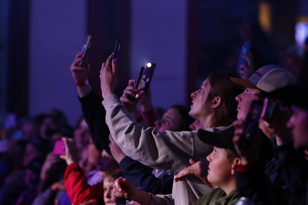 What a sea of cowboy hats for <a href="/deanbrody/">Dean Brody</a> at the 89th Ponoka Stampede!