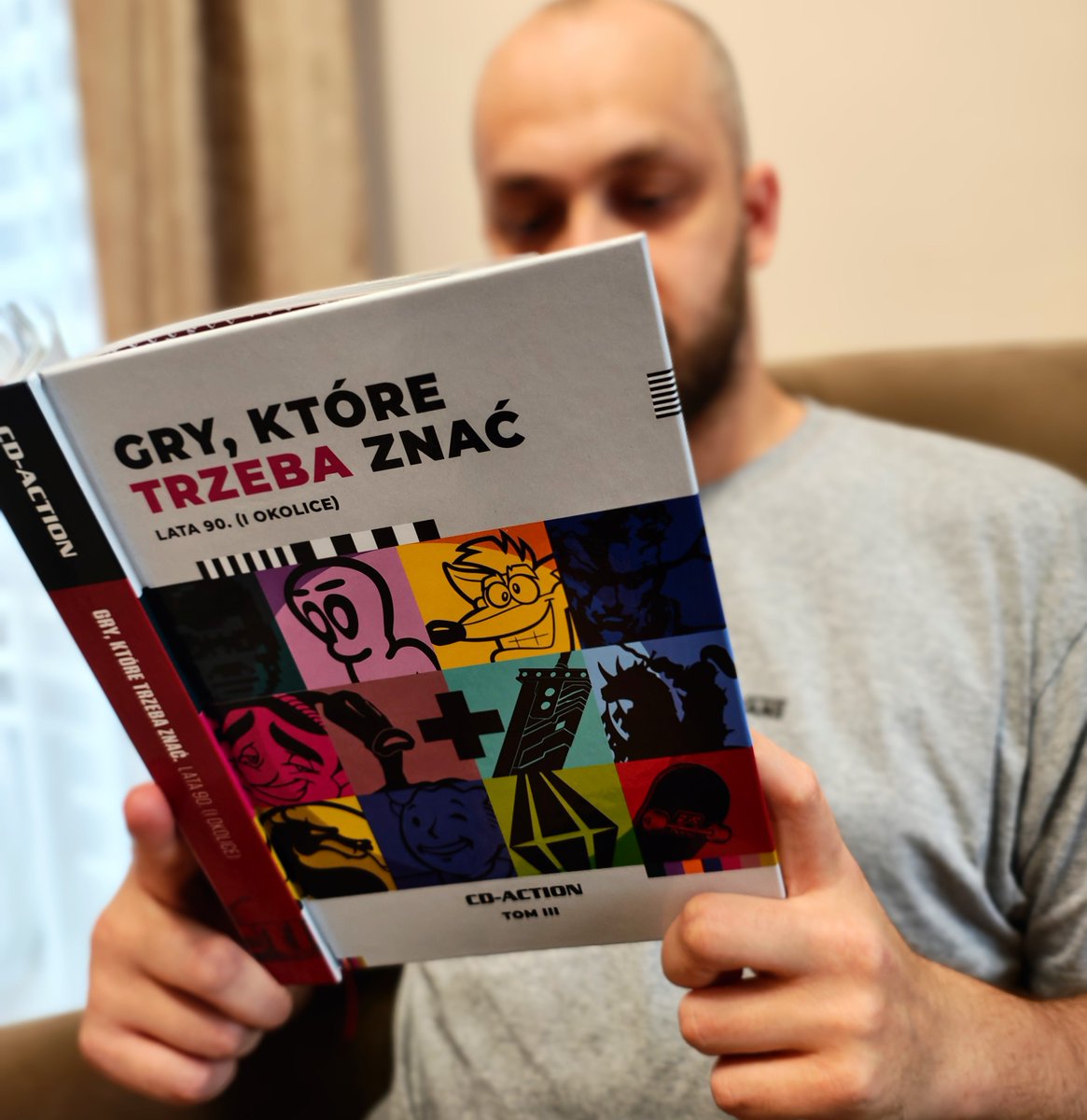 Słuchajcie, jest taka sprawa. Sobota, na dworze tak sobie, siedzę i czytam książkę. Ale nie byle jaką książkę, tylko taką z tych zajebistych. Wy też możecie mieć tak fajnie. Wystarczy, że klikniecie w ten link i złożycie zamówienie: link.cdaction.pl/KSIAZKA3 👈 Polecam!