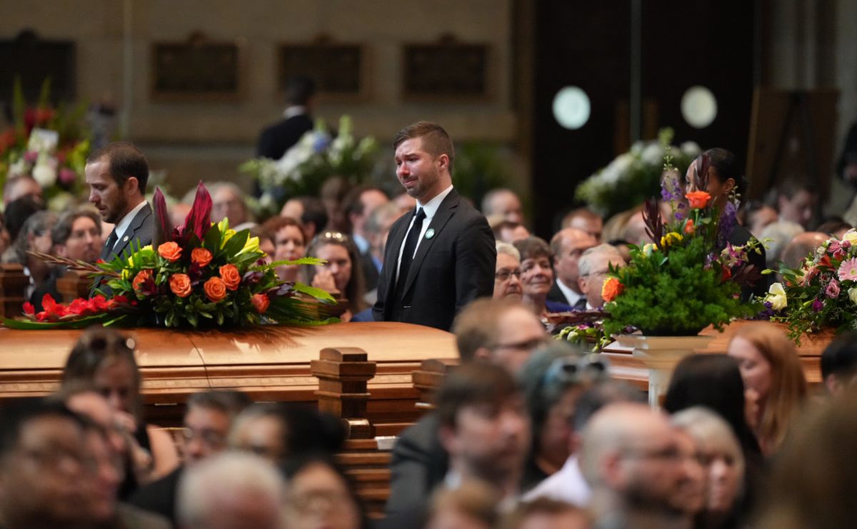 Mourners enter the Basilica of St. Mary before funeral services for Mark and Melissa Hortman in Minneapolis. bit.ly/4luKmd8

📷️: Jeff Wheeler and Alex Kormann/The Minnesota Star Tribune