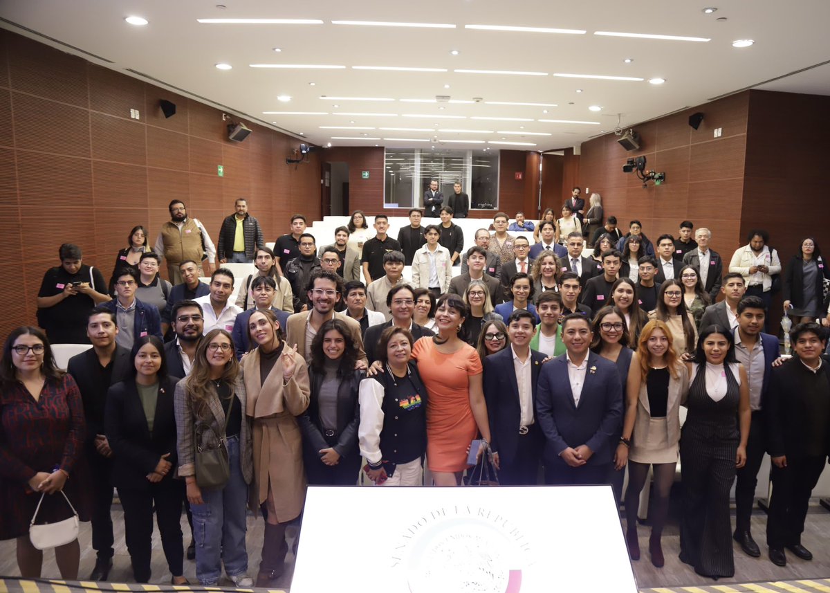 Por cuarto año consecutivo, el Senado volvió a ser eco de nuestras voces y nuestras luchas. 🧡🏳️‍🌈

Organicé junto a la <a href="/BancadaNaranjaS/">Bancada Naranja 🔸S</a> el conversatorio “Panorama legislativo de las personas LGBT+”.

Con invitadxs de lujo: la senadora <a href="/Ale_BarralesM/">Alejandra Barrales</a>, las diputadas <a href="/DipLauraDDHH/">Laura Hernández</a>,