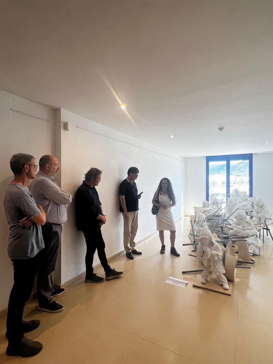 costalluis's tweet image. En el marc de la Jornada “Periodisme i Exili”, @CatedraHNadal, l’artista Jimena Lucas va presentar una colpidora instal·lació, metàfora dels nens i l’exili, introduïda per una suggeridora performance.
