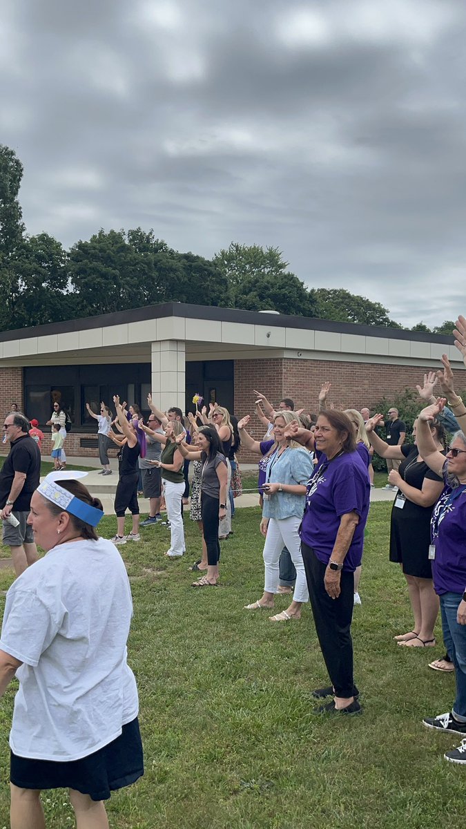 Last day of school vibes: smiles, high fives, and memories to last a lifetime. Wishing everyone a fun, safe, and well-deserved summer! 

#ProudPrincipal
#LincolnLEARNS
#LionPRIDE 
🟣🟡⚡️
