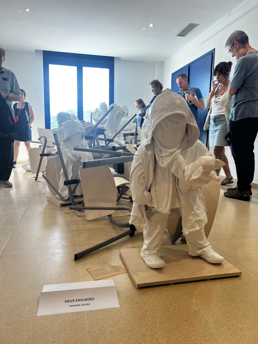 costalluis's tweet image. En el marc de la Jornada “Periodisme i Exili”, @CatedraHNadal, l’artista Jimena Lucas va presentar una colpidora instal·lació, metàfora dels nens i l’exili, introduïda per una suggeridora performance.