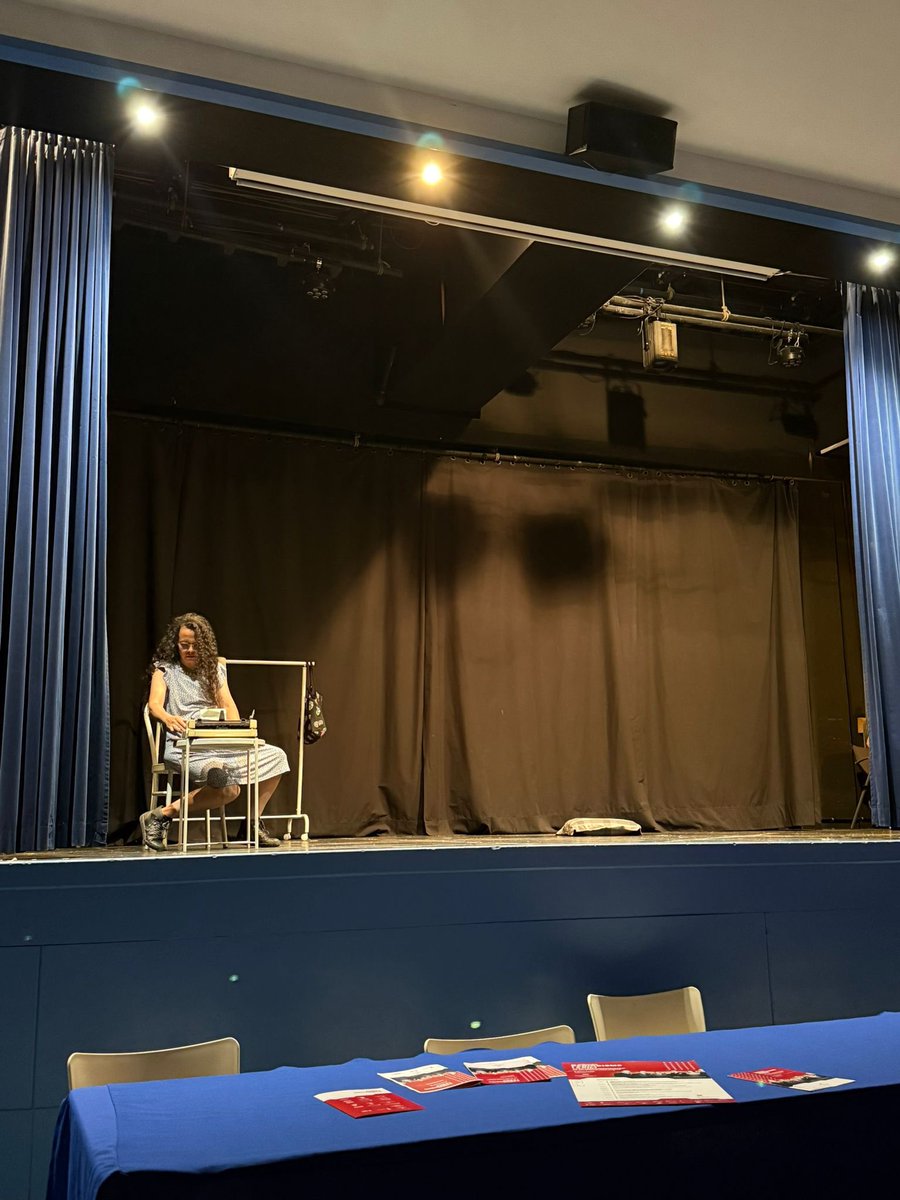 costalluis's tweet image. En el marc de la Jornada “Periodisme i Exili”, @CatedraHNadal, l’artista Jimena Lucas va presentar una colpidora instal·lació, metàfora dels nens i l’exili, introduïda per una suggeridora performance.