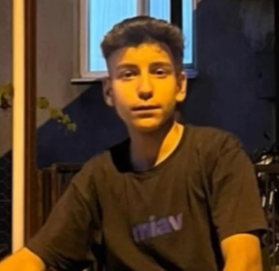 isigmeclisi's tweet photo. Turhan Karabulut..
16 yaşında, Isparta Endüstri Meslek Lisesi öğrencisi..
Okulların kapanmasının ardından staj yaptığı New Holland Traktör Bayii’nde 12.00 sularında tamir ettiği traktörün hidrolik koluna boynunun sıkışması sonucu hayatını kaybetti..
#ÇocukİşçiliğiİleMücadeleye https://t.co/N7khVOd9uX