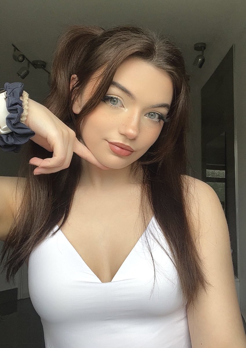 riot games has me in a chokehold… (send help)

ttv/itsnicole