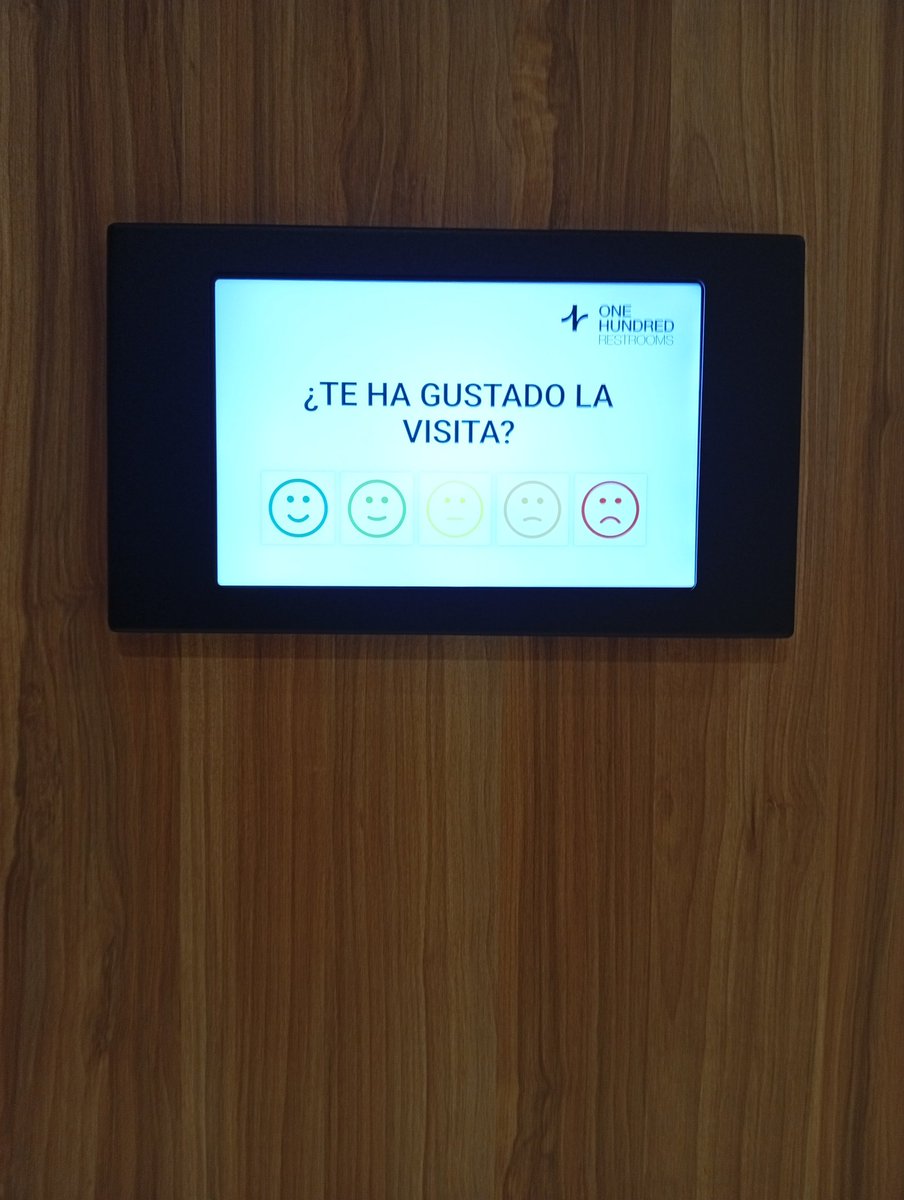 Entrañable pantallita que te interroga a la salida de los baños de pago de la estación de Atocha. No sé qué contestarle, la verdad. En principio ha ido todo bien, gracias por preguntar.
