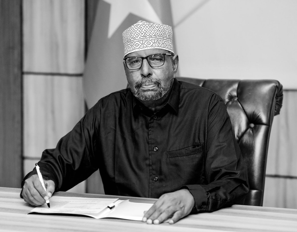 JSStatehouse's tweet image. Madaxweynaha Dowladda Jubaland, Mudane Axmed Maxamed Islaam, wuxuu tacsi tiiraanyo leh u dirayaa qoyska, ehelka, bulshada Jubaland, iyo guud ahaan ummadda Soomaaliyeed, geerida naxdinta leh ee ku timid Allah ha u naxariistee Madaxweyne ku xigeenkii Labaad ee Dowladda Jubaland,…