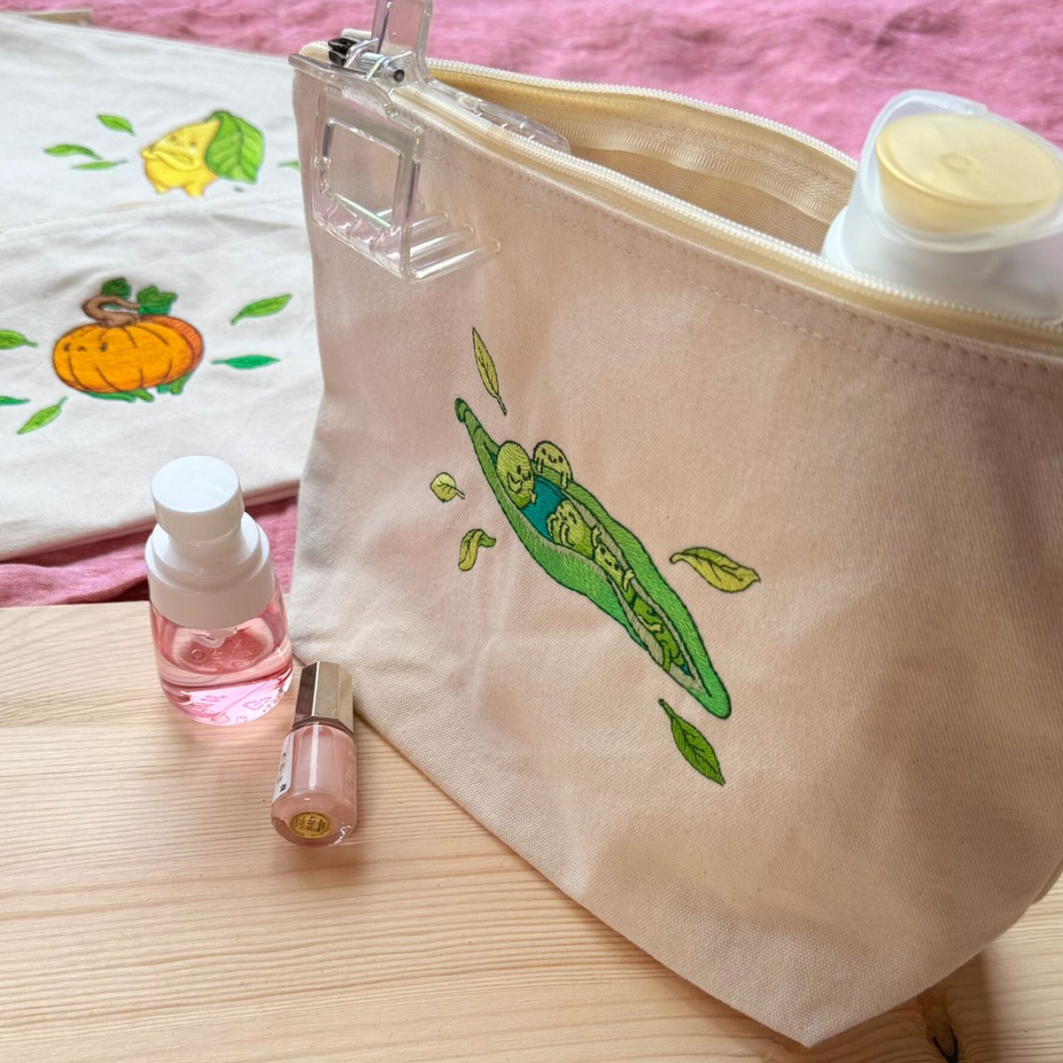 andthegrunlings's tweet image. Embroidered wash bag - not only for your hygiene products ;) fair and organic materials #embroidery #grunling #cuteart #illustration #artproduct