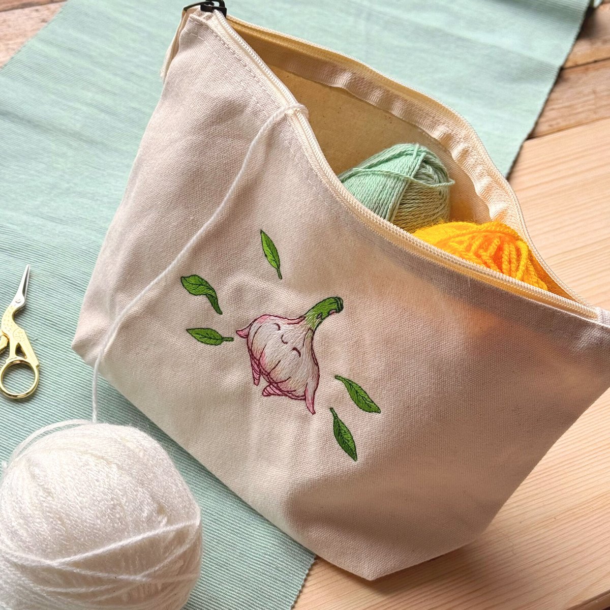 andthegrunlings's tweet image. Embroidered wash bag - not only for your hygiene products ;) fair and organic materials #embroidery #grunling #cuteart #illustration #artproduct