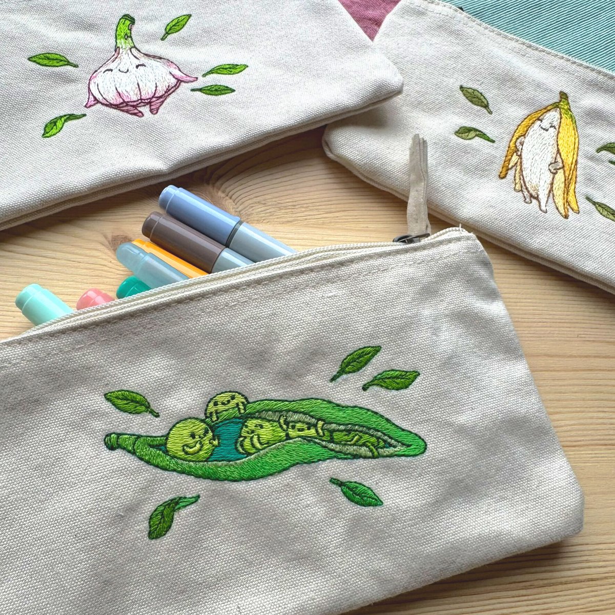 andthegrunlings's tweet image. Grunling pencil case ✨ Which one would you take with you and your pens? More options available on my website :)
Organic, fair trade and vegan #illustration #productdesign #embroidery #machineembroidery #cuteart