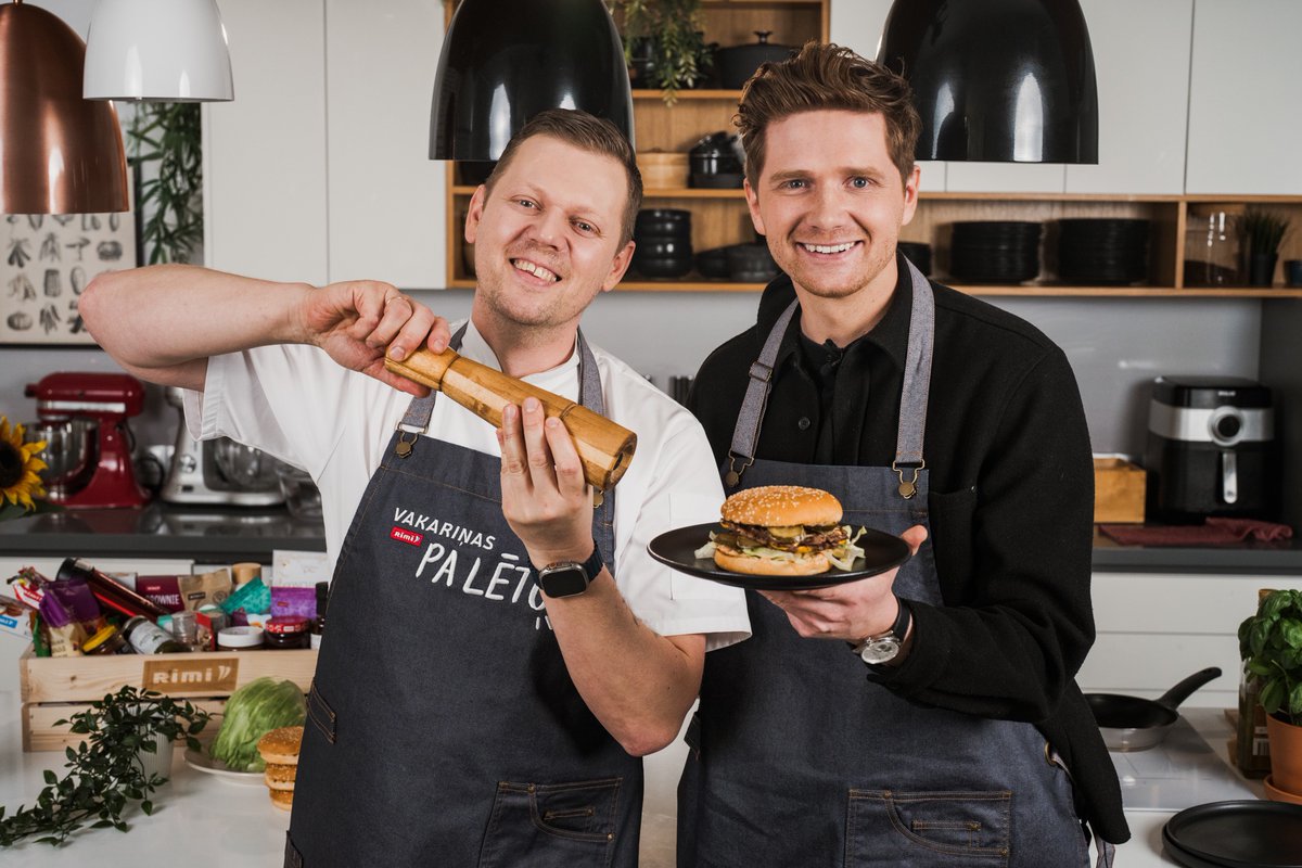 Šefpavārs Normunds iemācīja vairākas nianses smash burgeru pagatavošanā, kuras izmantojot, sanāk superīgi burgeri! Pamēģināju un izdevās reāli labi. Tūlīt 19.25 TV3 to varēs redzēt “Vakariņas pa lēto”.