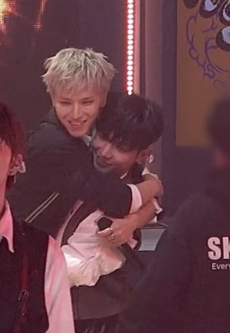 ttthinggg_'s tweet photo. 행복하세요 이미행복해보이지만 https://t.co/HxtjGz3MEd