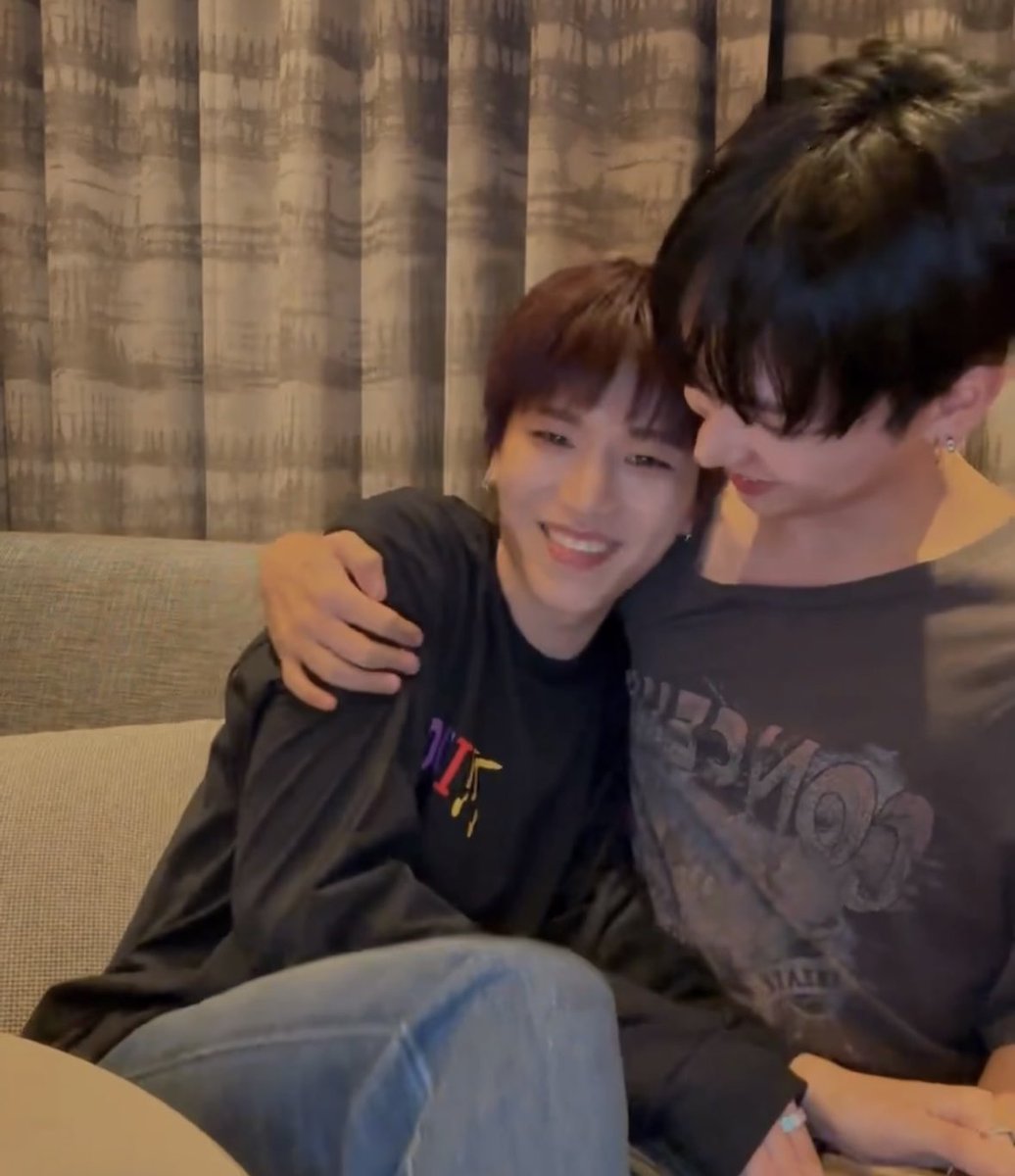 ttthinggg_'s tweet photo. 행복하세요 이미행복해보이지만 https://t.co/HxtjGz3MEd