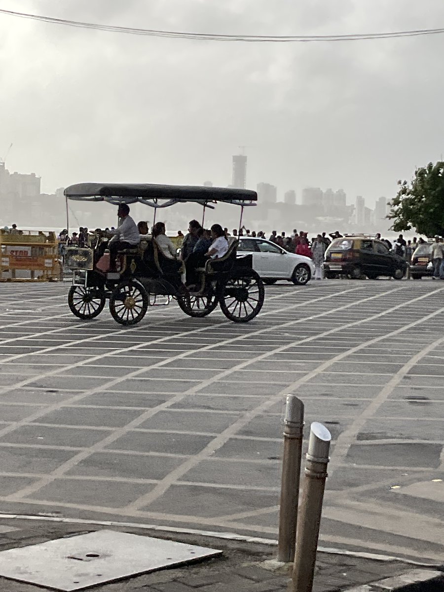 NarayanRangaraj's tweet image. Netaji Subhash Chandra Bose Marg, Mumbai, with a tinge of Marine Drive, Bombay on a late June evening.