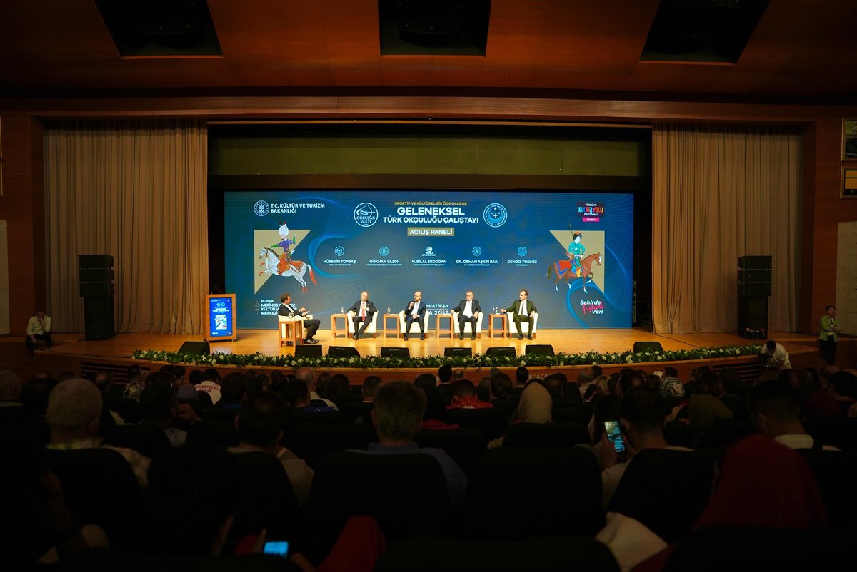 🎯 Türkiye Kültür Yolu Festivali kapsamında Bursa’da düzenlenen “Sportif ve Kültürel Bir Öge Olarak Geleneksel Türk Okçuluğu Çalıştayı”, gelenek ile geleceği aynı çizgide buluşturdu.

📍Merinos AKKM’de gerçekleşen açılış paneli; Okçular Vakfı Başkanı Sayın Hüseyin Topbaş’ın