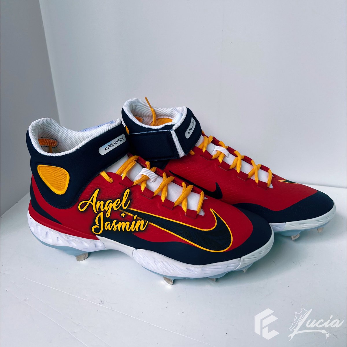 julianna_finn's tweet photo. The final pair in this batch for Braves pitcher Enyel De Los Santosโค๏ธ๐
Featuring a classic Atlanta colorway and an even more timeless tribute โ a portrait of his two kids, Angel and Jasmin.
#CustomCleats #MLBCleats #Braves #EnyelDeLosSantos #HandPainted #SneakerArt #Baseball https://t.co/AxrOuuXM7B