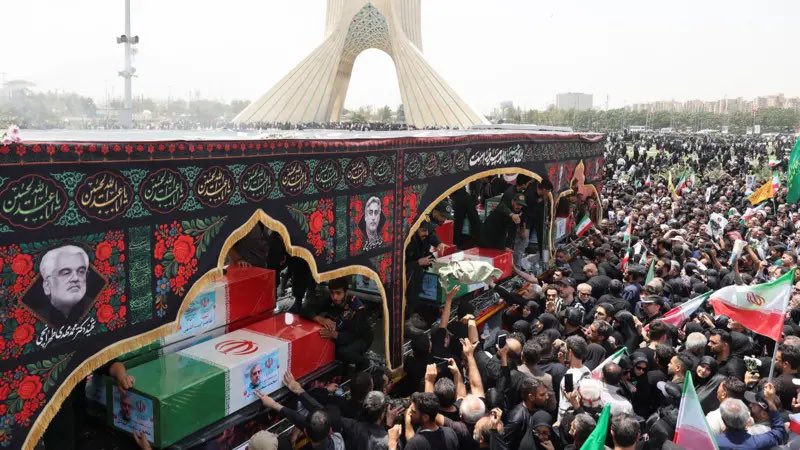 Khamenei taucht nicht auf – aus Angst vor Anschlag?

Sicherheits-Schock bei Trauerfeier!
Während heute in Teheran 60 ranghohe Militärs beerdigt wurden, die bei israelischen Luftschlägen ums Leben kamen, glänzte einer durch Abwesenheit: Irans Oberster Führer Ali Khamenei!
